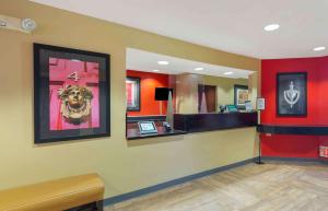 尚蒂伊酒店Extended Stay America - 华盛顿 - 尚蒂伊 - 杜勒斯南的医院的等候区,有红色的墙壁