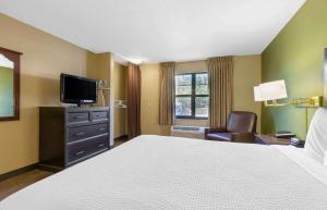 尚蒂伊酒店Extended Stay America - 华盛顿 - 尚蒂伊 - 杜勒斯南的酒店客房,配有床和电视