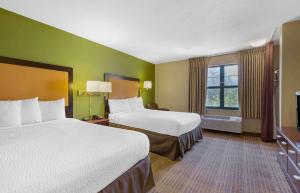 尚蒂伊酒店Extended Stay America - 华盛顿 - 尚蒂伊 - 杜勒斯南的酒店客房设有两张床和窗户。