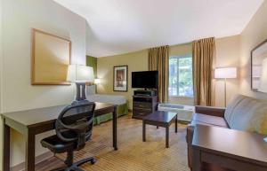 费尔法克斯阿美莉卡华盛顿特区费尔法克斯长住酒店的酒店客房配有书桌和床。