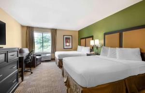 亚历山德里亚华盛顿特区亚历山卓艾森豪威尔大道美国长住酒店的酒店客房设有两张床和电视。