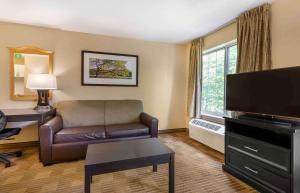 亚历山德里亚华盛顿特区亚历山卓艾森豪威尔大道美国长住酒店的带沙发和平面电视的客厅