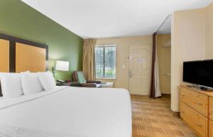 斯特灵酒店Extended Stay America - 华盛顿 - 英镑 - 杜勒斯的配有一张床和一台平面电视的酒店客房