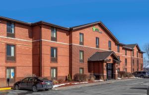 克莱夫Extended Stay America Suites - Des Moines - West Des Moines的前面有停车位的砖砌建筑
