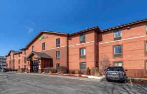 克莱夫Extended Stay America Suites - Des Moines - West Des Moines的前面有停车位的砖砌建筑