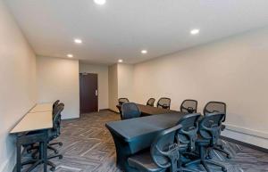 克莱夫Extended Stay America Suites - Des Moines - West Des Moines的一间会议室,配有桌椅
