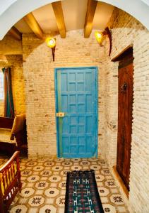托泽尔Appartement Berbère的一间铺有瓷砖地板的客房内的蓝色门