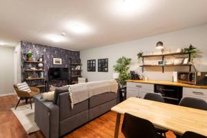 丹佛Adorable 2-Bedroom Modern Basement的客厅配有沙发和桌子