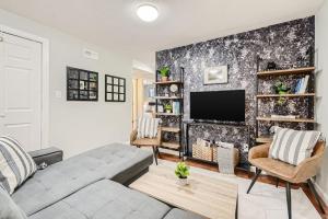 丹佛Adorable 2-Bedroom Modern Basement的带沙发和电视的客厅