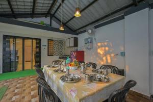 罗纳瓦拉Great Escape Villa by Tropicana Stays的一间带桌子和椅子的用餐室
