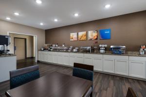 奥那拉斯加Comfort Inn Onalaska - La Crosse Area的一间设有柜台和椅子的快餐店