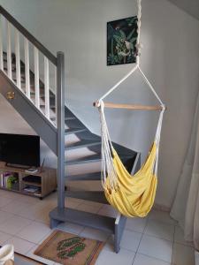 圣马丁岛Pelican的挂在客厅楼梯上的吊床