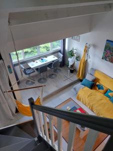 圣马丁岛Pelican的客房享有高空的景致,配有1张床和1张书桌。