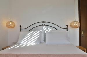 赛罗卡波斯Aqua Bliss的一间卧室配有白色床和两盏灯