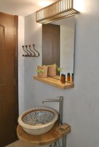 赛罗卡波斯Aqua Bliss的一间带大水槽和镜子的浴室