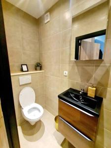 卢森堡New 2 bedrooms Luxury Flat - 19的一间带卫生间和水槽的浴室