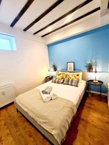 卢森堡New 2 bedrooms Luxury Flat - 19的一间卧室配有一张大床和毛巾