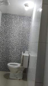 圣保罗Hotel Ferrari的一间位于客房内的白色卫生间的浴室
