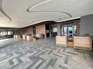 吉隆坡Axon Residence Bukit Bintang By TR Suites的大楼内带桌椅的大堂