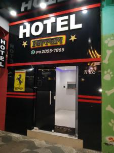 圣保罗Hotel Ferrari的建筑一侧的酒店标志