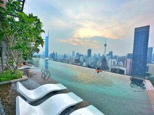 吉隆坡Axon Residence Bukit Bintang By TR Suites的享有城市美景的无边泳池