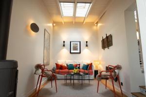 雅典Villa Artemis Cycladic Charmed !的客厅配有沙发和桌椅
