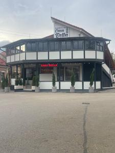 Ocna-MureşuluiCASA BELLA的前面有盆栽植物的建筑前方的商店