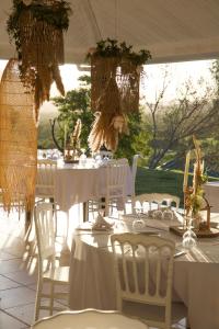 PaïtaRivland Resort的帐篷内的桌子和白色的桌椅