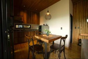比亚维森西奥Zielo Natural Glamping的厨房配有桌椅和冰箱。