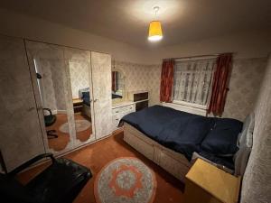 伦敦Sweet dream 2的一间卧室设有一张床和一间客厅。