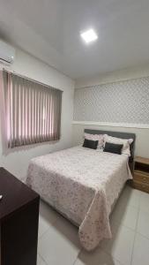 贝伦Flat completo no centro de Belém的一间卧室配有一张带粉色毯子的大床