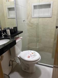 贝伦Flat completo no centro de Belém的一间带卫生间和淋浴的浴室