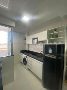 贝伦Flat completo no centro de Belém的厨房配有黑色冰箱和洗碗机。
