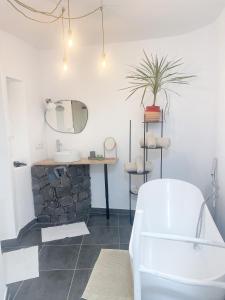 Montaña Blancahotel rural GA7COLORES only adult的浴室配有盥洗盆、镜子和浴缸