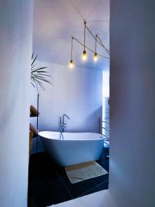 Montaña Blancahotel rural GA7COLORES only adult的一间带白色浴缸和植物的浴室