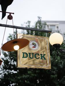 伊斯坦布尔Duck Otel的挂在街灯上的鸭子餐馆的标志