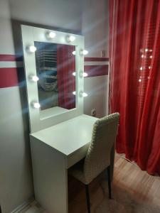 扎耶查尔Quattro apartment的梳妆台、镜子和椅子