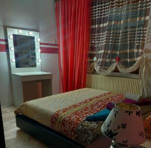 扎耶查尔Quattro apartment的一间卧室配有一张带红色窗帘的床和一扇窗户