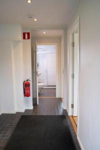 HärrydaLandvetter Hotell的走廊设有带卫生间和浴缸的浴室