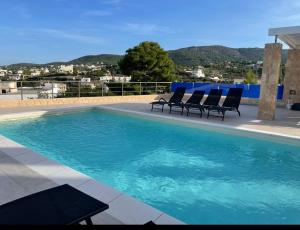 VathíSouvala /Aegina. Excellent location Luxury villa.的游泳池旁设有2把躺椅