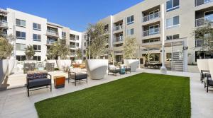 尔湾Global Luxury Suites Irvine的建筑前带草坪的庭院
