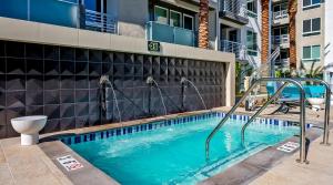 尔湾Global Luxury Suites Irvine的大楼内带卫生间的游泳池