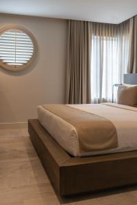 迈阿密海滩Nassau Suite South Beach, an All Suite Hotel的一间卧室设有一张大床和窗户