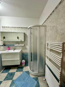博洛尼亚CASAVACANZETOFFEE的带淋浴和盥洗盆的浴室