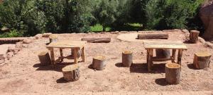 凯拉Maroc des Merveilles - Chez L'habitant的两桌,树丛中的泥土