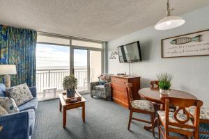 默特尔比奇Oceanfront N Myrtle Beach Condo with Hot Tub!的客厅配有沙发和桌子