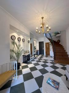 库塔伊西Bina N28的客厅设有 ⁇ 形地板和楼梯