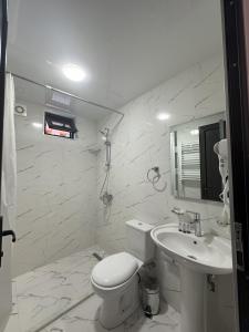 库塔伊西Bina N28的白色的浴室设有卫生间和水槽。