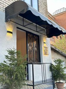 库塔伊西Bina N28的蓝色遮阳篷房子的前门
