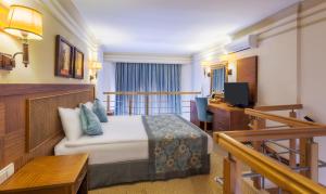 锡德Villa Side Hotel的配有一张床和一张书桌的酒店客房